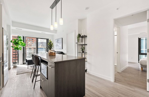 Eau Claire Apartamento | City Lights & River Sights 2BR, AC, XL Patio, Gym