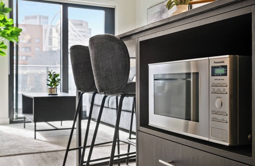 Eau Claire Apartamento | City Lights & River Sights 2BR, AC, XL Patio, Gym