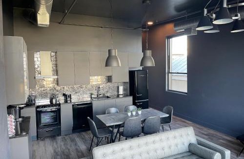 West Main Historic District Apartamento | City Loft Escape with River Views! By Hollyhock