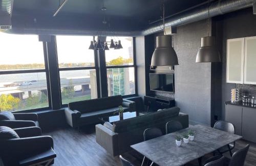 West Main Historic District Apartamento | City Loft Escape with River Views! By Hollyhock