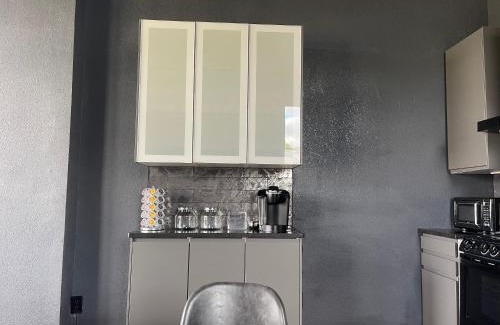 West Main Historic District Apartamento | City Loft Escape with River Views! By Hollyhock