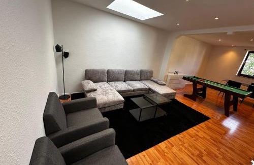 Neumuenster Apartamento | City Loft Neumünster 130 sqm Billard Tisch