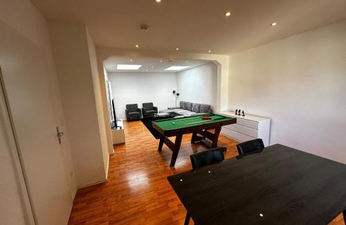 Neumuenster Apartamento | City Loft Neumünster 130 sqm Billard Tisch