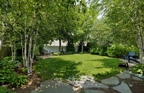 Cambridgeport Condominio | City Oasis with Yard and easy Walk To Harvard, MIT and Train