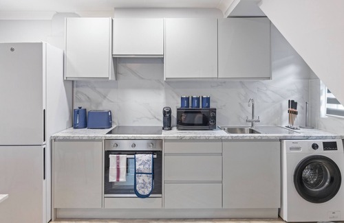 Bow West Casa | City Sophistication: Chic 3-BR for Modern Living