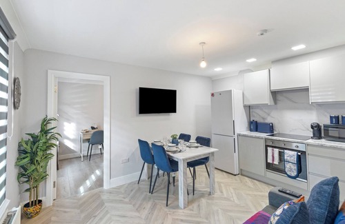 Bow West Casa | City Sophistication: Chic 3-BR for Modern Living