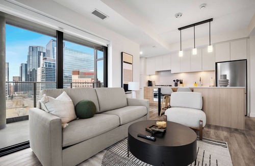 Eau Claire Apartamento | City Sophistication w 2 BR River View, Parking, Office