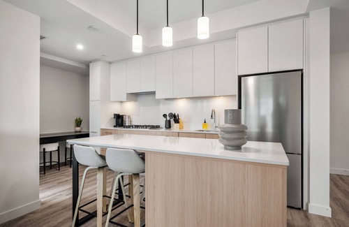 Eau Claire Apartamento | City Sophistication w 2 BR River View, Parking, Office