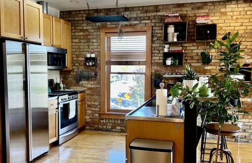 Lansing Apartamento | City Treehouse Loft & Balcony - Old Town Lansing