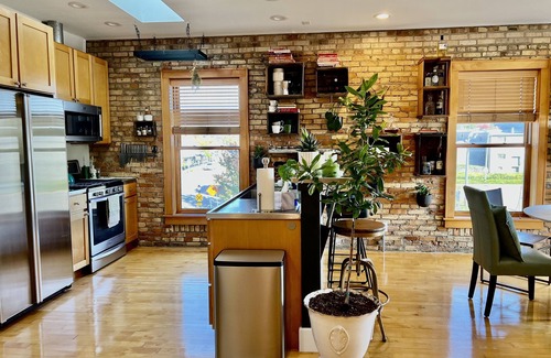 Lansing Apartamento | City Treehouse Loft & Balcony - Old Town Lansing