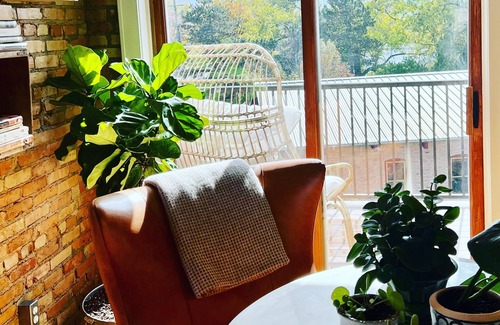 Lansing Apartamento | City Treehouse Loft & Balcony - Old Town Lansing