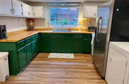 Johnson City Apartamento | City Vibes + Nature Trails! Relax in our comfy 2BR—perfect base for exploring Johnson City & beyond.