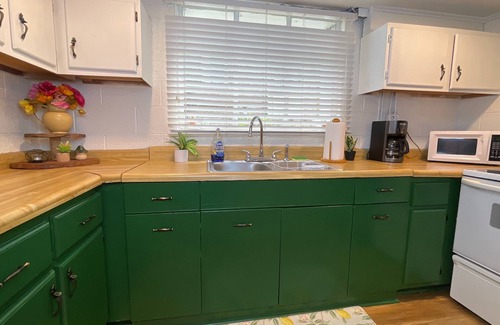 Johnson City Apartamento | City Vibes + Nature Trails! Relax in our comfy 2BR—perfect base for exploring Johnson City & beyond.
