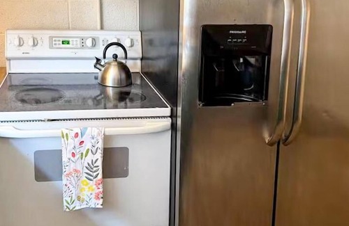 Johnson City Apartamento | City Vibes + Nature Trails! Relax in our comfy 2BR—perfect base for exploring Johnson City & beyond.