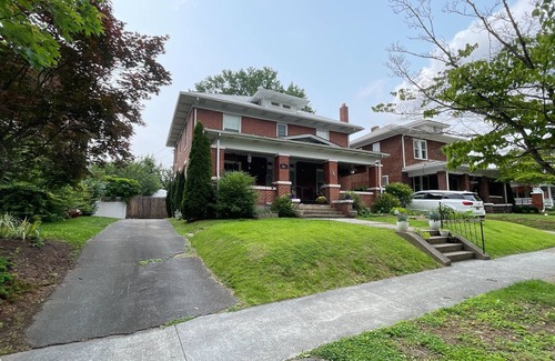 Johnson City Apartamento | City Vibes + Nature Trails! Relax in our comfy 2BR—perfect base for exploring Johnson City & beyond.