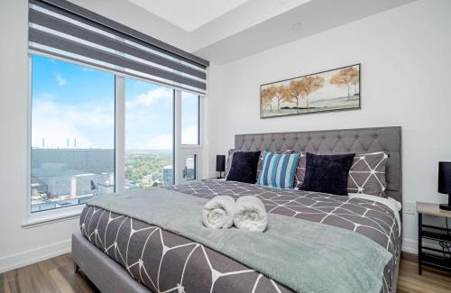 Kitchener Apartamento | City View 1BR Condo - King Bed & Private Balcony