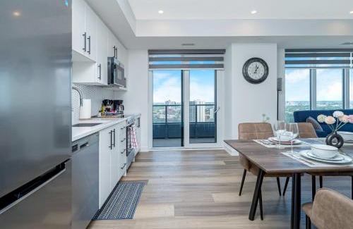 Kitchener Apartamento | City View 1BR Condo - King Bed & Private Balcony