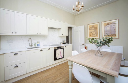 Bath Casa | VISTA A LA CIUDAD - BAÑO - un apartamento de 2 dormitorios con capacidad para 4 personas en 2 habitaciones