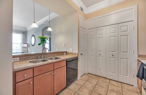 Washington Ave./ Memorial Park Condominio | City View & Poolview Apartment With Full Kitchen 2 Bedroom Apts by Redawning