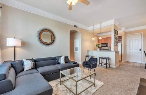 Washington Ave./ Memorial Park Condominio | City View & Poolview Apartment With Full Kitchen 2 Bedroom Apts by Redawning