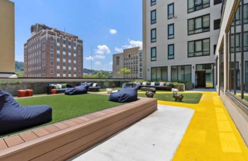 Five Points South Apartamento | City Views 2BR Floor-to-Ceiling Windows