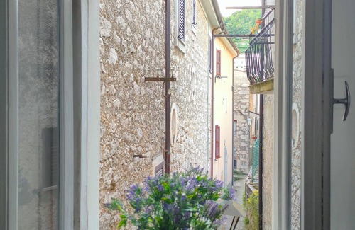 San Donato Val Di Comino Apartamento | Civic 13 vacation home, terrace and fireplace, a relaxing oasis for families and friends