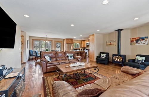 McCall Casa | **CJ's Lakeview Cabin HotTub Spotless! GameRoom Parking Stocked Kitchen**