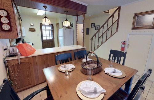 Red River Apartamento | Claim Jumper # 4 es una casa adosada de dos habitaciones que da a los estanques de pesca de la ciudad, retrocede hasta el río,