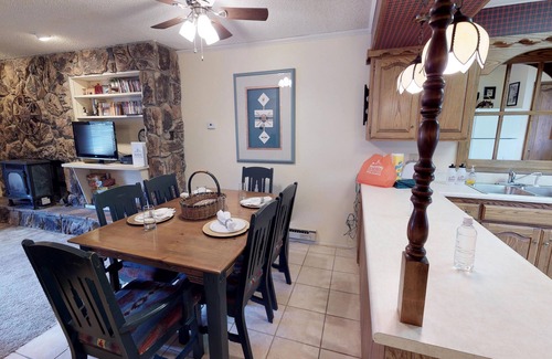 Red River Apartamento | Claim Jumper # 4 es una casa adosada de dos habitaciones que da a los estanques de pesca de la ciudad, retrocede hasta el río,