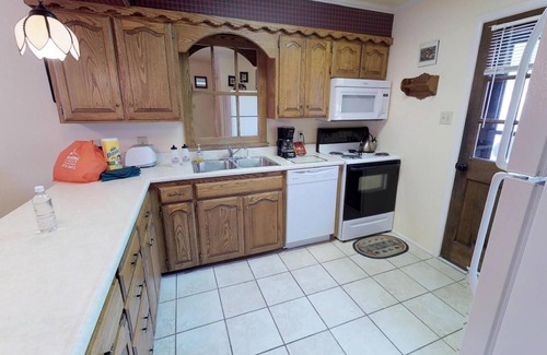 Red River Apartamento | Claim Jumper # 4 es una casa adosada de dos habitaciones que da a los estanques de pesca de la ciudad, retrocede hasta el río,
