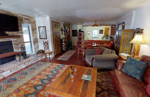 Red River Apartamento | Claim Jumper # 8 es una casa adosada de lujo de tres habitaciones con capacidad para 12. Esta es una unidad de esquina nea