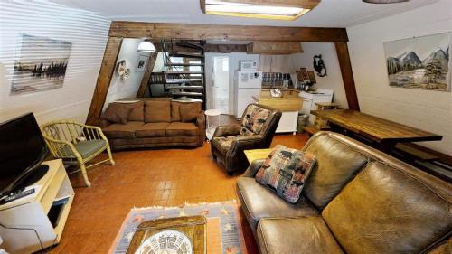 Red River Casa | Claim Jumper A-Frame 2 - On The River - WiFi - Cable - Wood Burning Fireplace