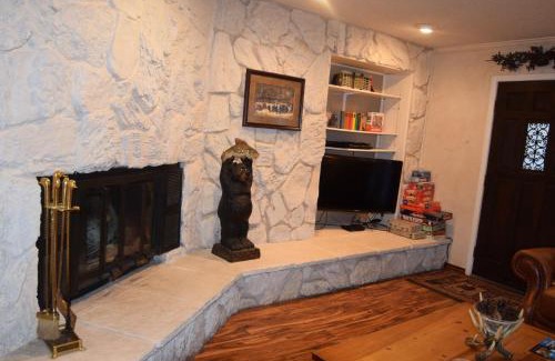 Red River Casa | Claim Jumper Townhouse 16 - On The River - Across from the Fishing Ponds - In Town - Near The Ski Area - Fireplace - WiFi - Sate