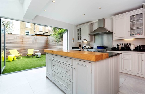 Northcote Casa | Moderna y luminosa casa con puertas que se abren a un jardín tranquilo (Veeve)