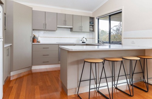 Elizabeth Beach Casa | Clarabelle Cottage light and bright open plan living overlooking beautiful bushland setting