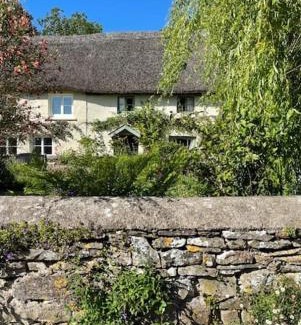 Georgeham Casa | Clare Cottage in heart of Devon village near beach
