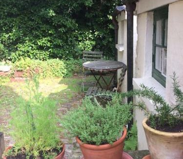 Georgeham Casa | Clare Cottage in heart of Devon village near beach