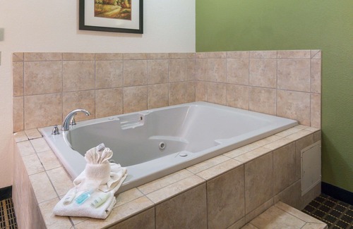 Weatherford Hotel | Clarion Inn & Suites Weatherford South