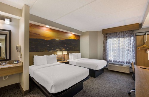 Sevierville Hotel | Clarion Pointe Sevierville-Pigeon Forge