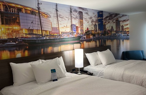 Milwaukee Hotel | Clarion Pointe