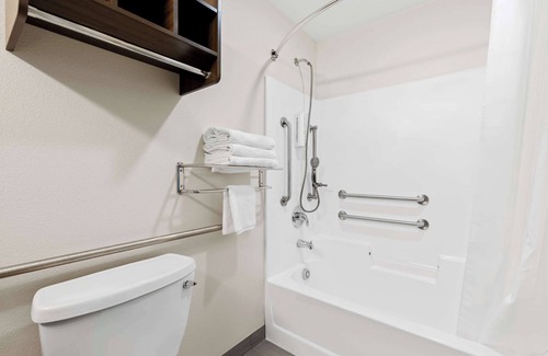 Milwaukee Hotel | Clarion Pointe