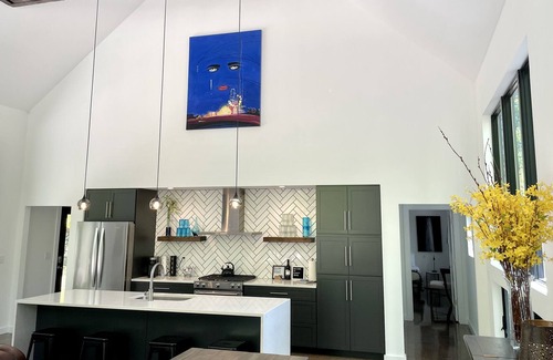 Glen Arbor Chalet De Esquí | Clarity House in Downtown GA, with Hot Tub, and No Cleaning Fee