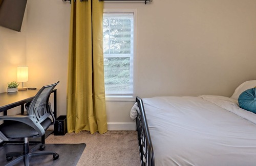Clarkesville Casa | Clarkesville Hideaway- in-town yet private