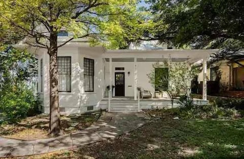 Clarksville Casa | Clarksville Charm - 5 BR / 3.5 Bath + Game Room