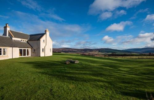 Grantown-on-Spey Casa | Clashindeugle Farmhouse & Annex