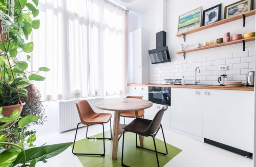 Vake-Saburtalo Apartamento | Classic 19th-Century Retreat with Airy, Bohemian Vibes