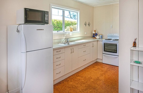 Whiritoa Casa | Classic 2BR Whiritoa Bach + Sleepout – Walk to Beach, Lagoon, and Scenic Trails