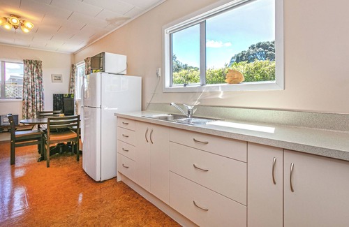 Whiritoa Casa | Classic 2BR Whiritoa Bach + Sleepout – Walk to Beach, Lagoon, and Scenic Trails