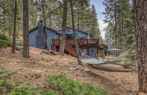 Cedar Flat Casa | Classic 3BD Tahoe Cabin with Hot Tub
