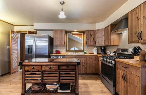 Cedar Flat Casa | Classic 3BD Tahoe Cabin with Hot Tub